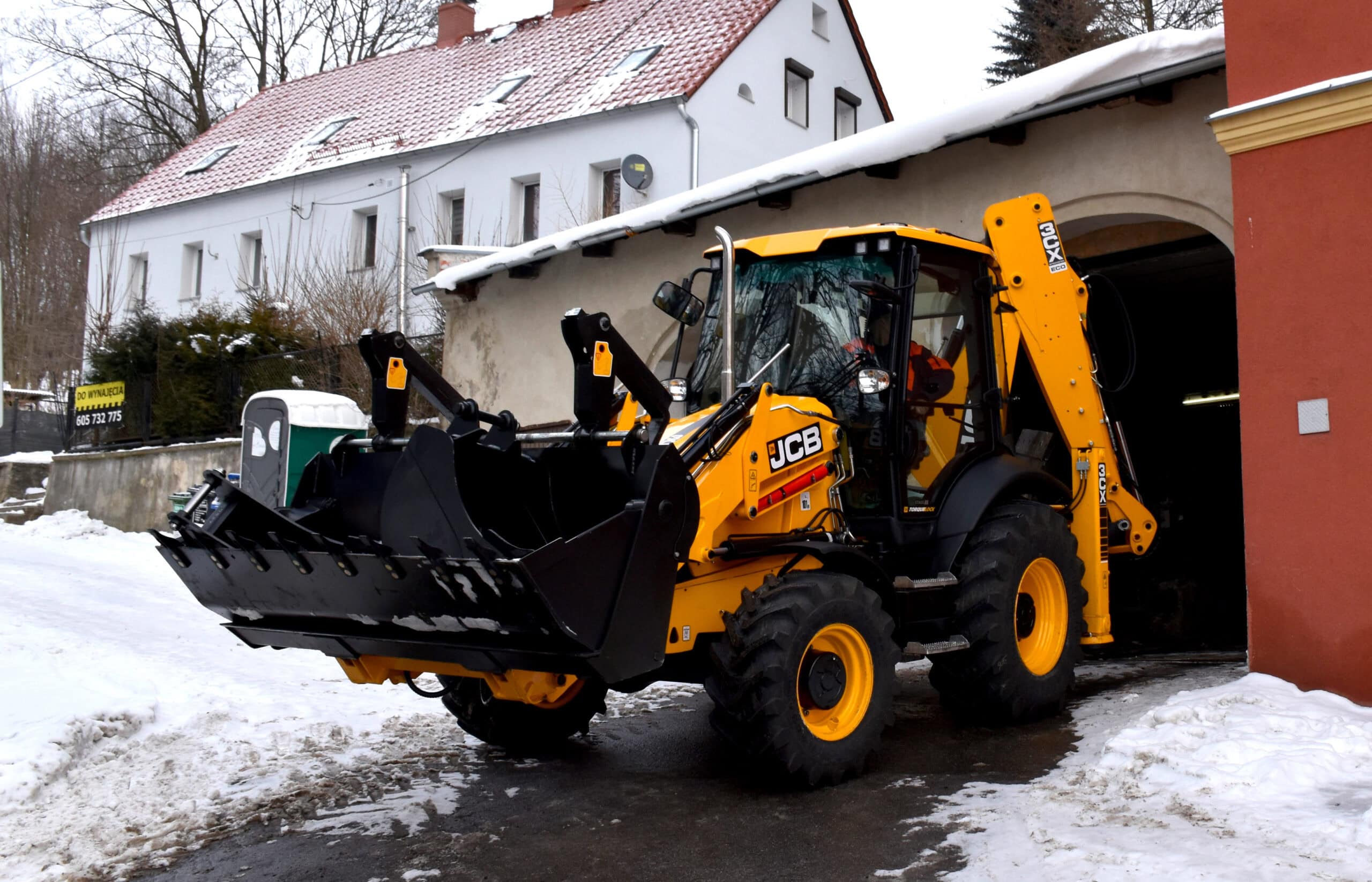 Nowoczesna koparka i plan budowy hali OC – wzmacniamy bezpieczeństwo Gminy Walim